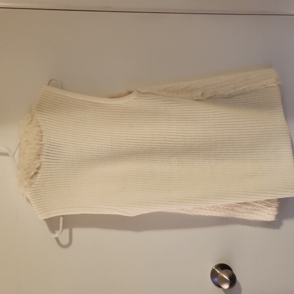 White faux fur vest - Picture 4 of 8